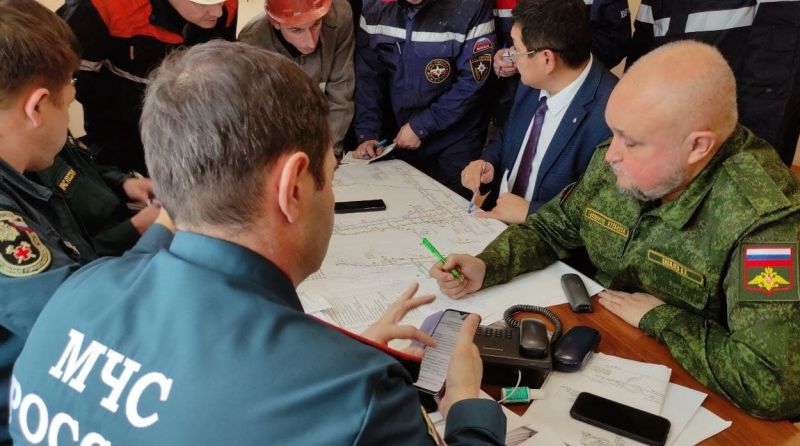 Губернатор Кемеровской области Сергей Цивилев (справа) возглавил штаб по ликвидации последствий аварии на шахте «Листвяжная»