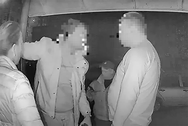 Конфликт двух мужчин зафиксировала камера видеонаблюдения. Сергей Косачев справа.