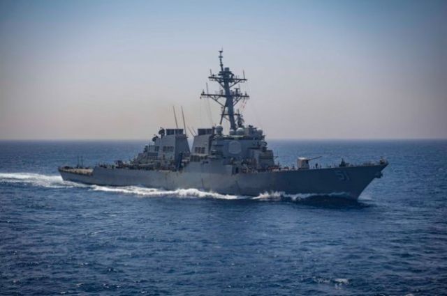 Ракетный эсминец ВМС США направляется к Черному морю.