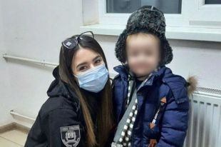 В Донецкой области ребенок сам бродил улицами: его мать нашли пьяной
