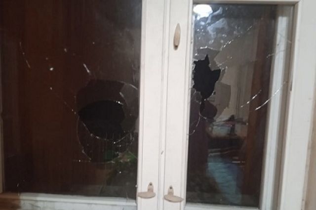 В Спас-Клепиках неизвестные закидали камнями дом депутата