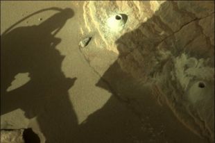 Марсоход NASA добыл еще один образец грунта с Марса.