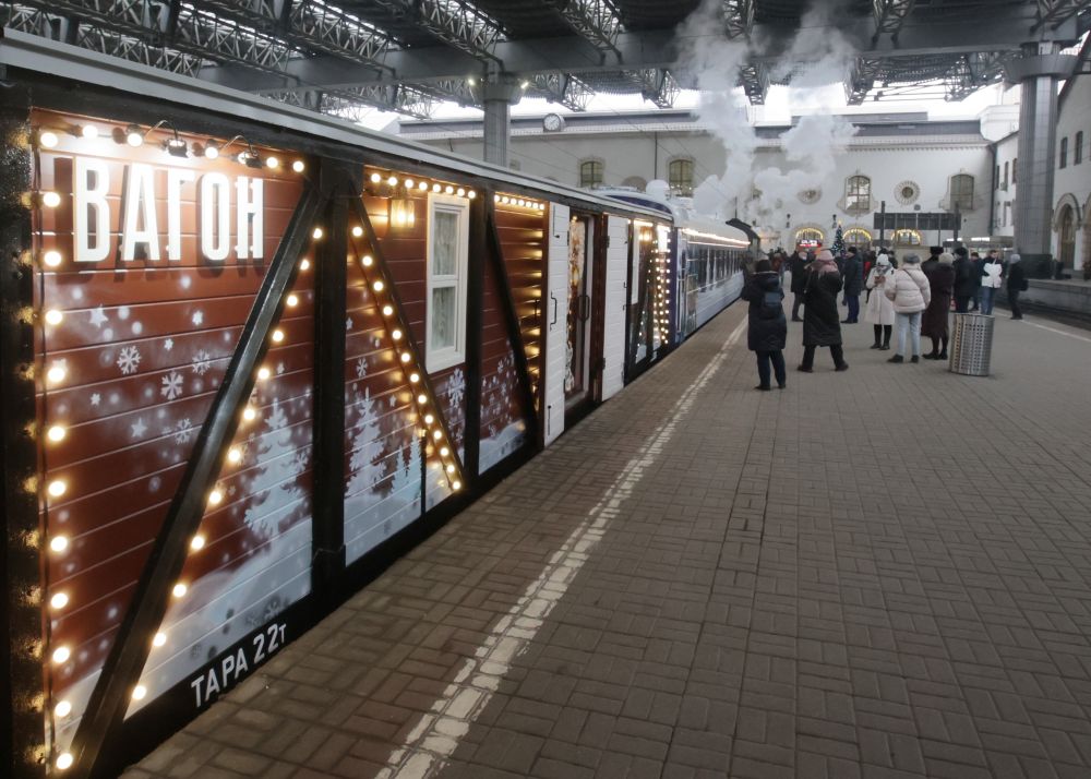 Пассажиры на перроне во время презентации «Поезда Деда Мороза»