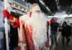 Дед Мороз во время презентации «Поезда Деда Мороза», представленного холдингом «РЖД» на Казанском вокзале. На вокзалах прибытия поезда будут проходить праздничные мероприятия. Состав будет стоять в каждом городе, включённом в маршрут, целый день