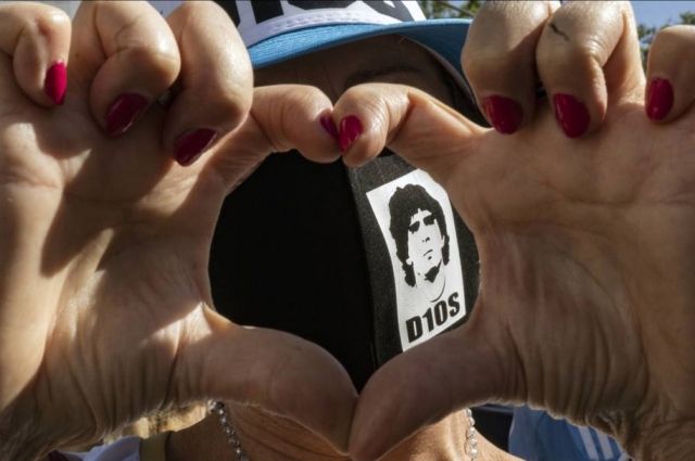 Люди на улицах Буэнос-Айреса прощались с Диего Марадоной год назад.
