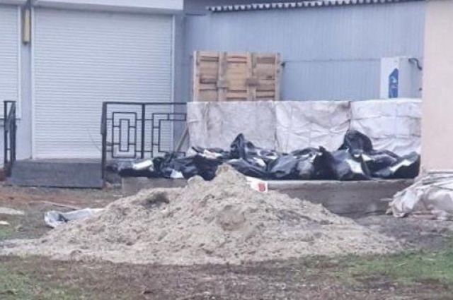 В Таганроге тела умерших складывают на улице из-за нехватки места в морге