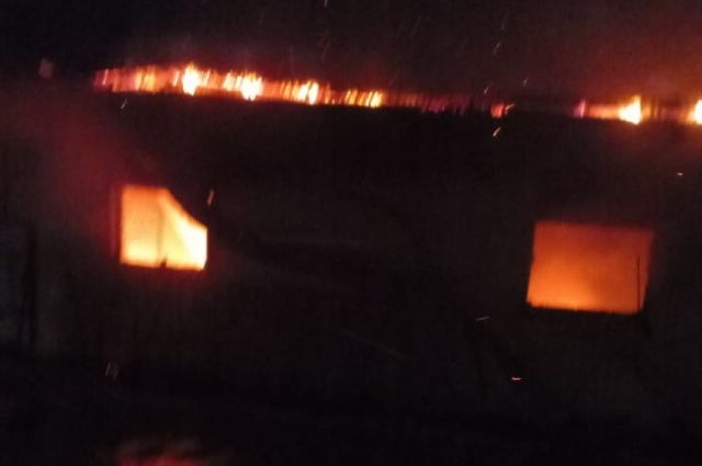 На хлебозаводе в Илеке пожарные ликвидируют крупное возгорание.  