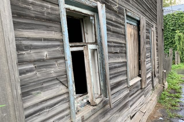 В Камешкове власть заставили переселить семью из опасного для жизни жилья