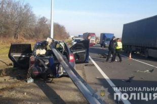 Во Львовской области водитель легковушки влетел в отбойник: он погиб