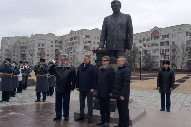 В Брянске торжественно открыли памятник генпрокурору СССР Рекункова
