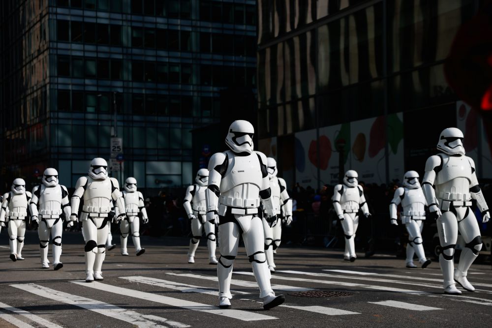 Участники парада в костюмах штурмовиков из «Звёздных войн»