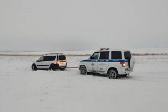 В Гайском г.о. полицейские спасли орчанку от снежного плена