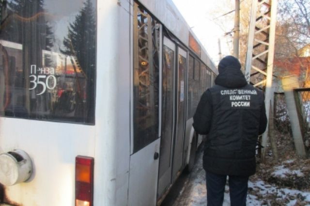 На улице Суворова в Пензе пассажир выпал из троллейбуса