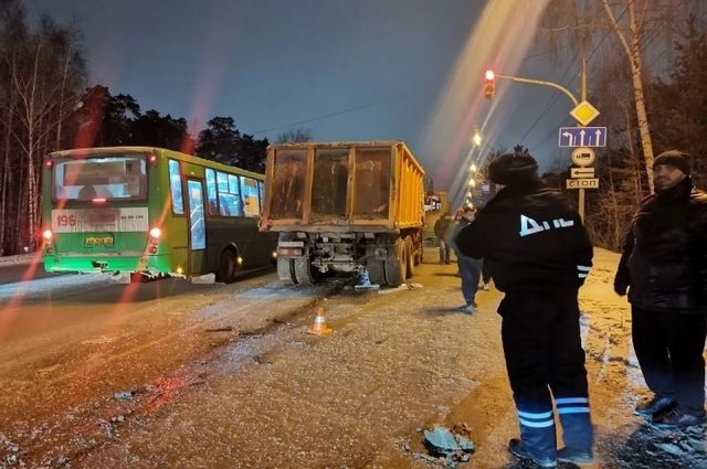 В ДТП с автобусом и грузовиком под Березовским пострадали три человека