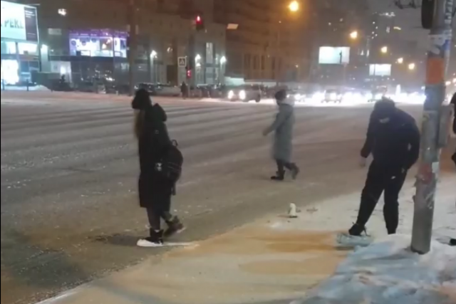 В Новосибирске водитель на проезжей части выронил бочку с краской
