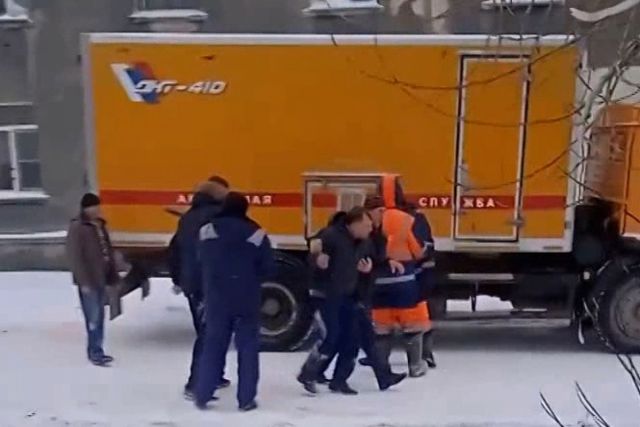 В Новосибирске пьяные прохожие избили работников аварийной службы