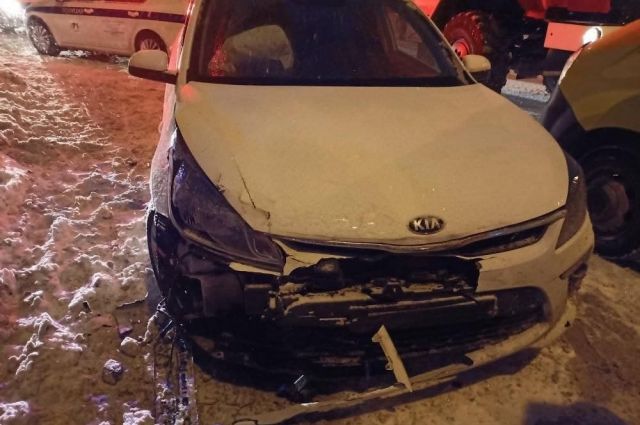 В Новосибирске автомобиль после ДТП врезался в крыльцо магазина