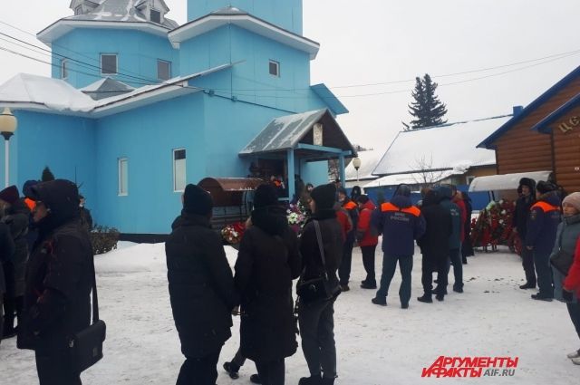 В Кемеровской области прощаются со спасателями, погибшими на «Листвяжной»