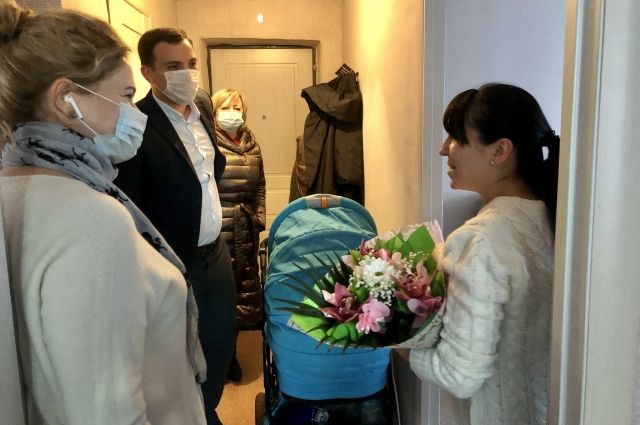 Координатор проекта «Крепкая семья» поздравила саратовчанку с Днем матери