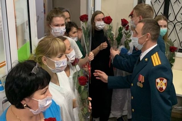 Военный оркестр выступил для мам в перинатальном центре Екатеринбурга