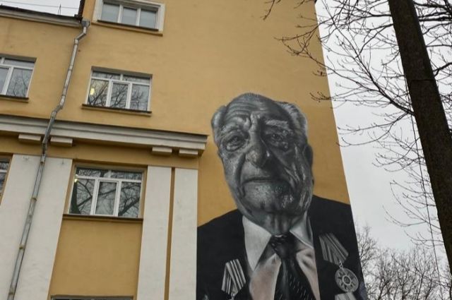 Открытие портрета ветерана на фасаде школы провели в Смоленске