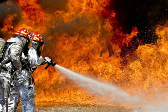 Пожар произошёл на одном из верхних этажей многоквартирного дома