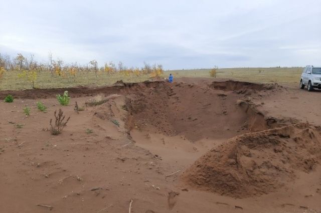 В Новосергиевском районе арендатор земли вырыл два котлована, добывая песок.