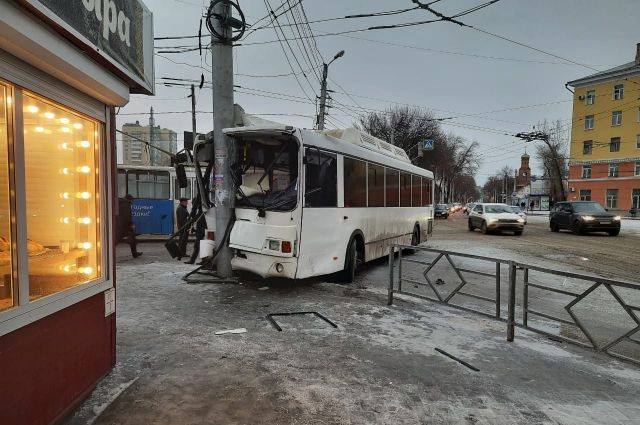 В Самаре автобус №67 врезался в столб, пострадали 4 пассажирки