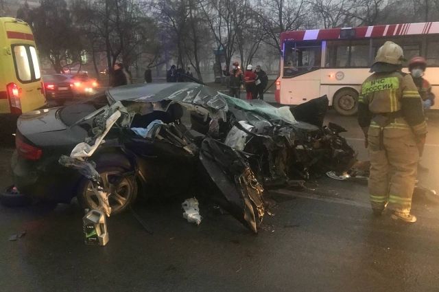 В центре Саратова в ДТП с автобусом разорвало иномарку