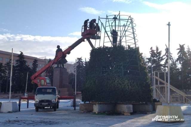 Новогоднюю ёлку начали устанавливать в центре Челябинска