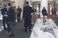 Охранники в краснодарской "Галерее" пропускают посетителей только после предъявления QR-кода