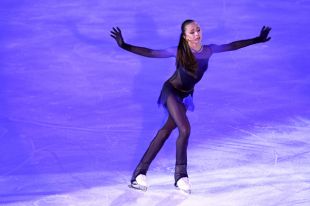Камила Валиева (Россия) во время показательных выступлений VI этапа Кубка мира по фигурному катанию в Сочи.