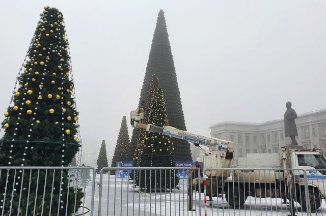 В Самаре на площади Куйбышева устанавливается новогодний елочный комплекс
