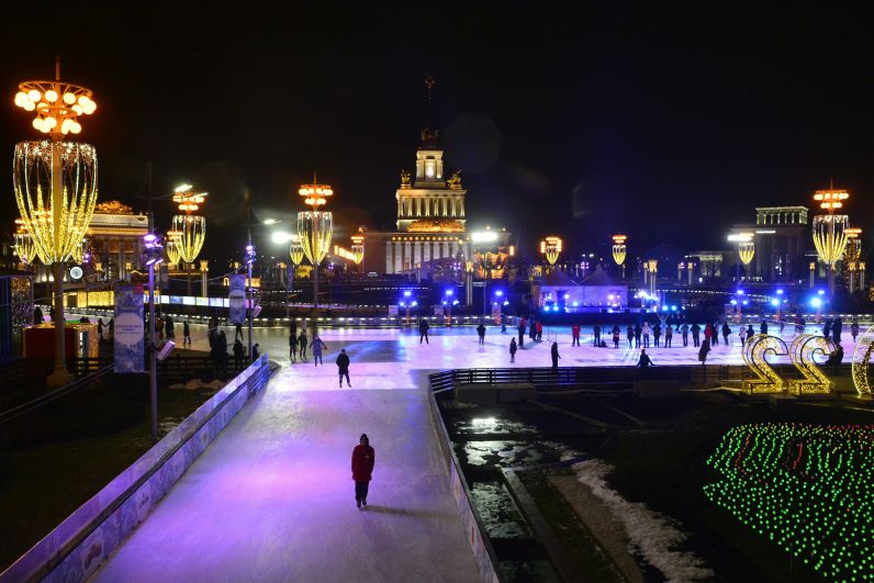 Люди катаются на коньках во время открытия катка и зимнего сезона 2021/22 на ВДНХ