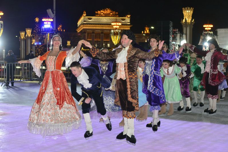 Артисты выступают во время сказочной постановки на льду «Щелкунчик» на открытии катка и зимнего сезона 2021/22 на ВДНХ