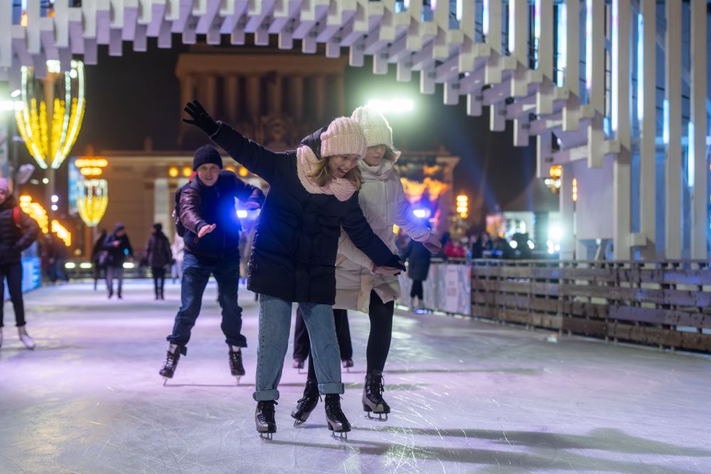 Люди катаются на коньках во время открытия катка и зимнего сезона 2021/22 на ВДНХ