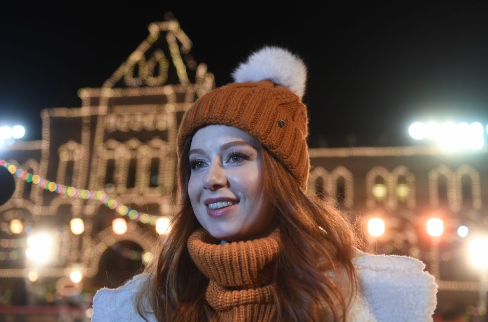 Певица Юлия Савичева на открытии ГУМ-катка на Красной площади