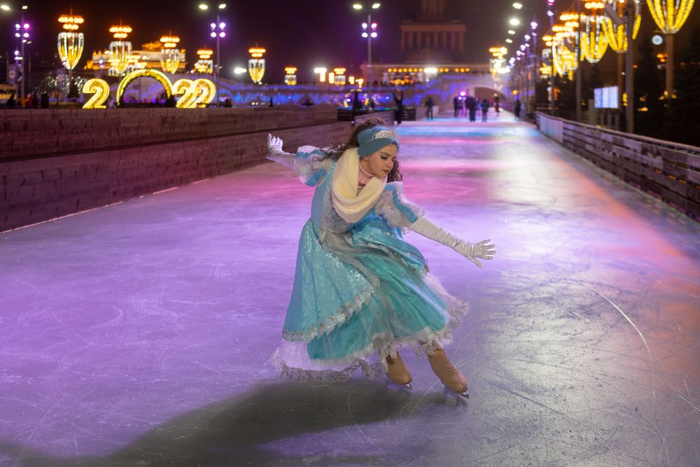 Артистка выступает во время сказочной постановки на льду «Щелкунчик» на открытии катка и зимнего сезона 2021/22 на ВДНХ