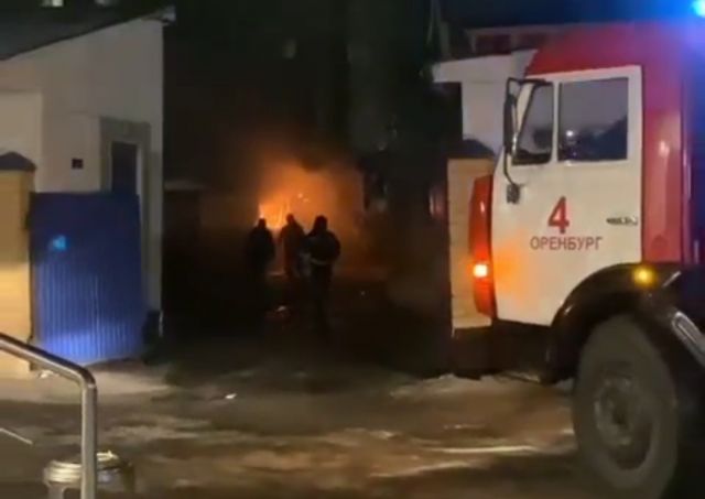 Пожар охватил крытый мини-рынок на улице Джангильдина в Оренбурге