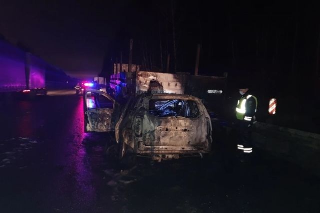 Водитель сгорел в машине после столкновения с фурой под Екатеринбургом