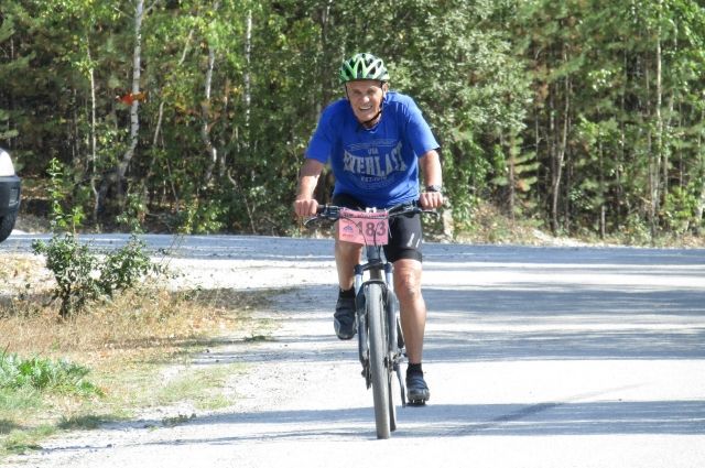 На велосипеде Николай Дындыкин в свободное от краеведческих изысканий время сумел совершить пробег через границу Европы и Азии. 
