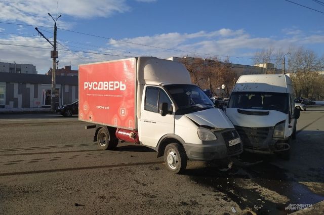 Два человека пострадали при столкновении маршрутки и «Газели» в Челябинске