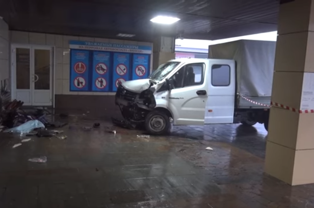 В Липецке грузовик въехал на перрон автовокзала и насмерть сбил женщину