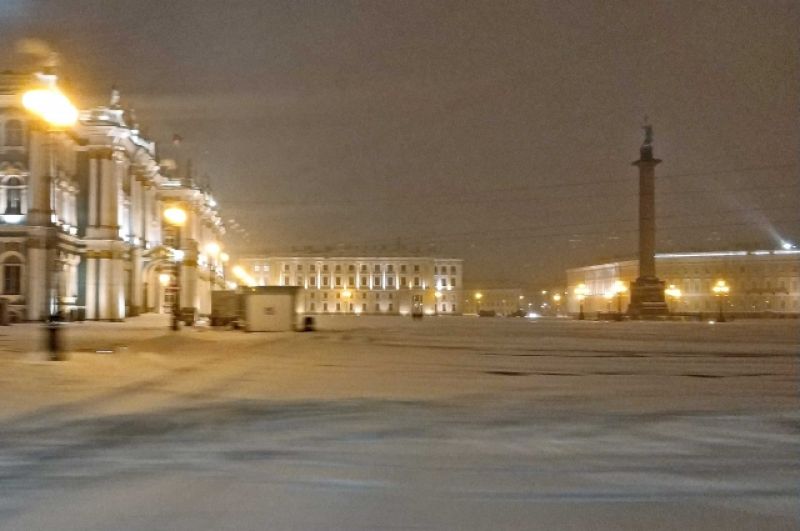 Чего не скажешь о Дворцовой площади – гулять по ней в такую погоду не очень комфортно.