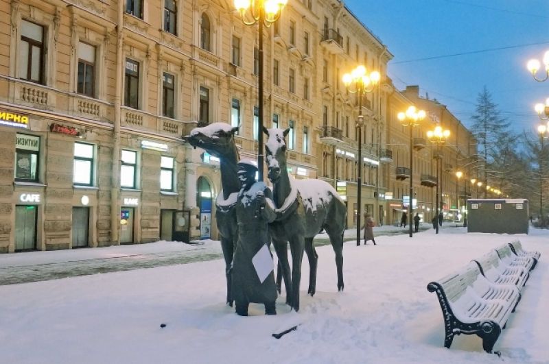 На Васильевском кучера с конями занесло снегом, а сам вагончик увезли на реставрацию (со снегом это, как вы понимаете, не особо связано. Хотя...)