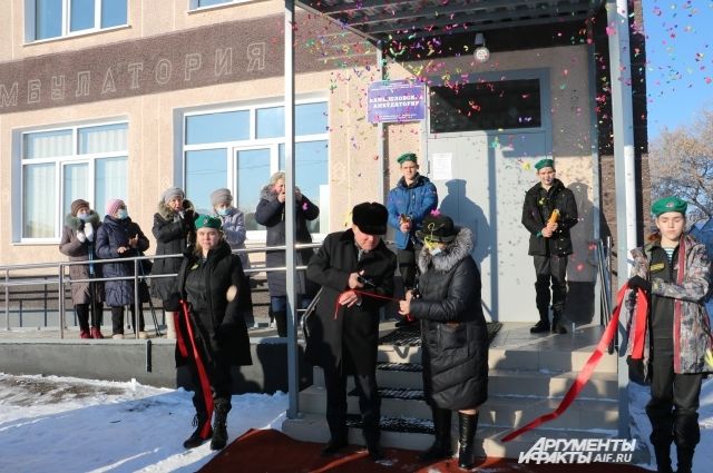 Глава района Абай Ракимжанов и заведующая лабораторией Вера Салюк разрезают красную ленту.