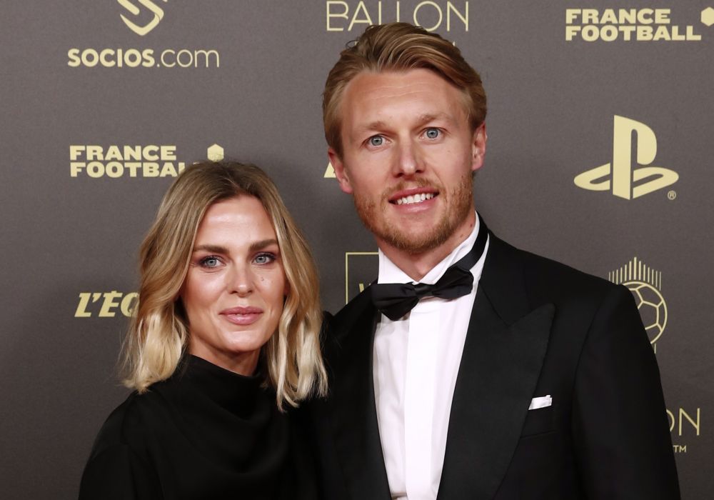 Датский футболист Симон Кьер и его супруга Элина Голлерт