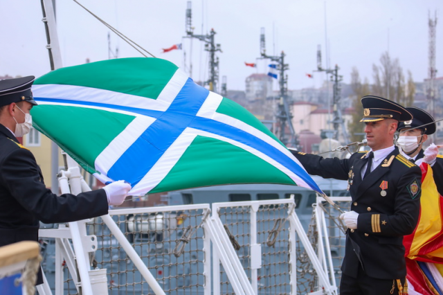 В Махачкале на пограничном корабле «Расул Гамзатов» впервые подняли флаг