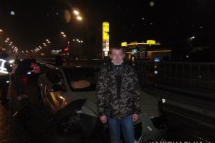 В Киеве сотрудник автомойки украл Tesla и попал на авто в ДТП.