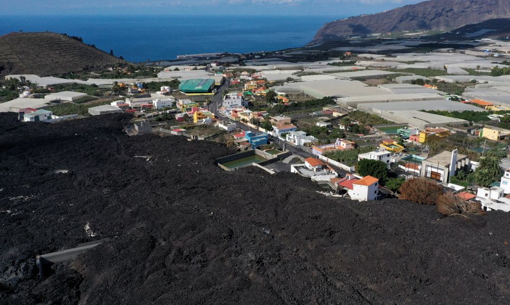 Лава извергающегося на испанском острове Пальма вулкана Кумбре-Вьеха